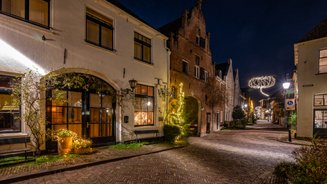 Walstraat in de avond