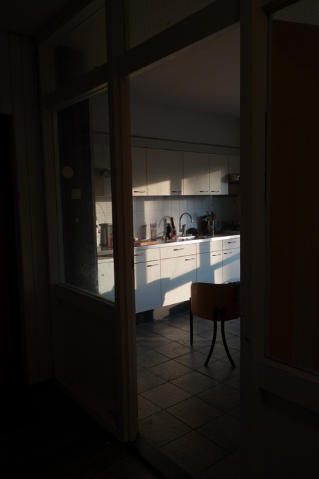 Kijk door naar studenten keuken