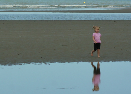 spiegelbeeld op het strand