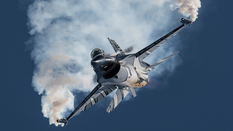 F16 laat haar kunsten zien