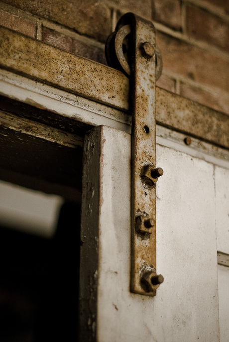 Detail van schuifdeur in oude verlaten fabriek