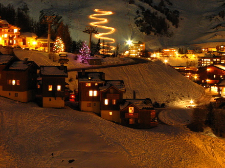 sfeervol skidorp in de nacht