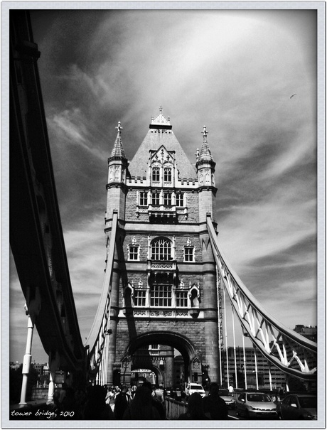 tower bridge B&W