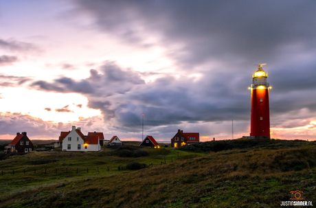 Vuurtoren van Texel tijdens stormachtige zonsondergang.