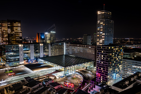 Nachtfoto stationsgebied Den Haag