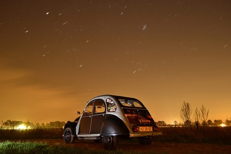 Citroen 2CV in de nacht