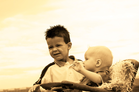 Broertjes in sepia