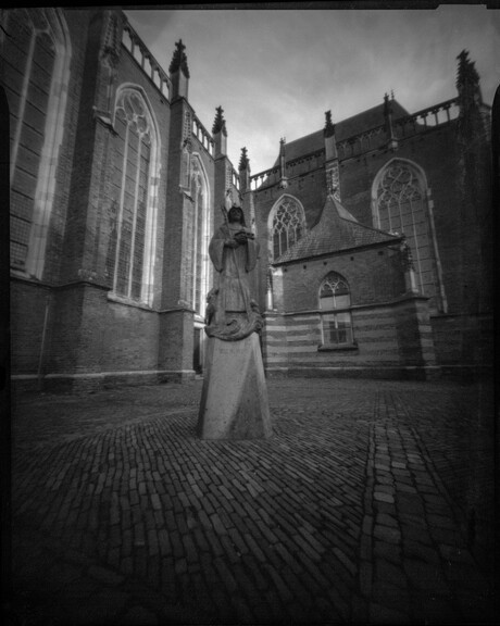 St Walburgis met pinhole