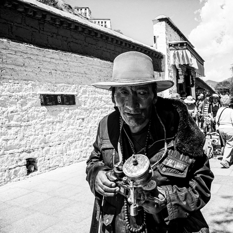 Oude man in Lhasa Tibet