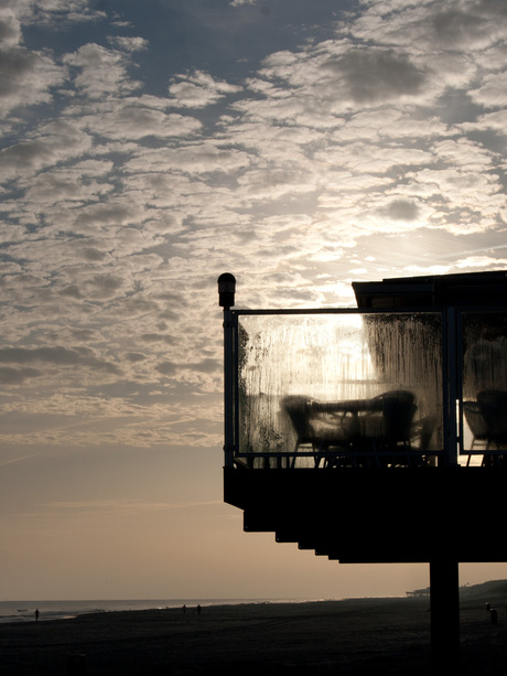 Strand bij zonsopgang