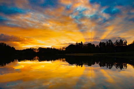 Zonsondergang met zonneharpen