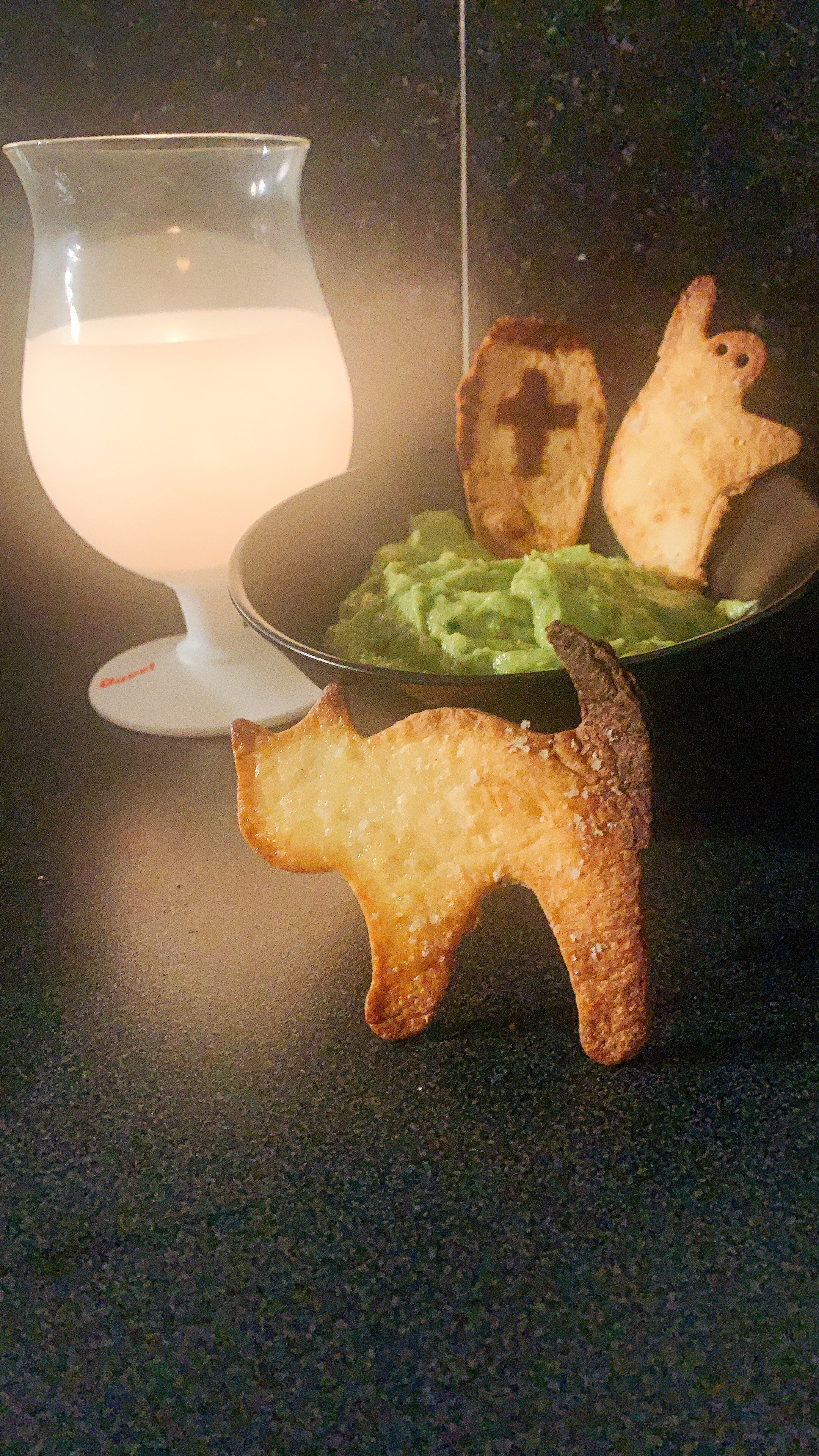 helloween snacking  - helloween snacking  - foto door dino.bouvard op 22-10-2022 - deze foto bevat: voedsel, vloeistof, licht, ingrediënt, drinkgerei, servies, ik ben melk, glaswerk, drankje
