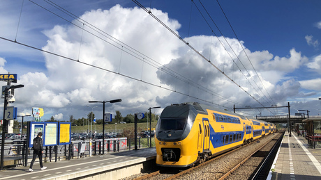 Trein op station Haarlem Spaarnwoude