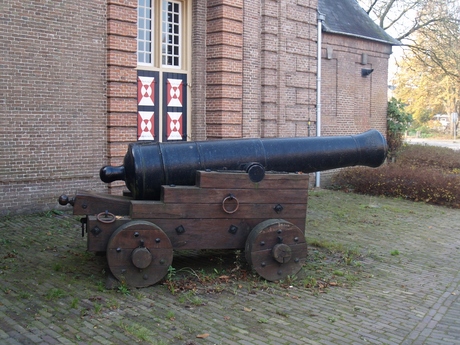 De Hampoort te Grave met oud kanon