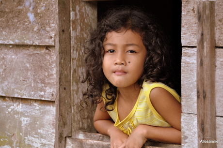 Jong meisje in een 'longhouse' op Borneo