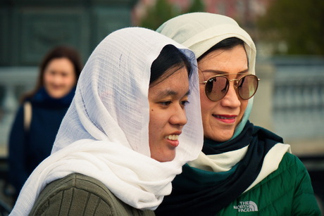 Twee dames voor de Christus Verlosserkathedraal in Moskou