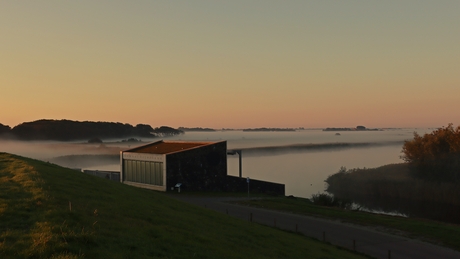 Gemaal Eijerland bij zonsopkomst.