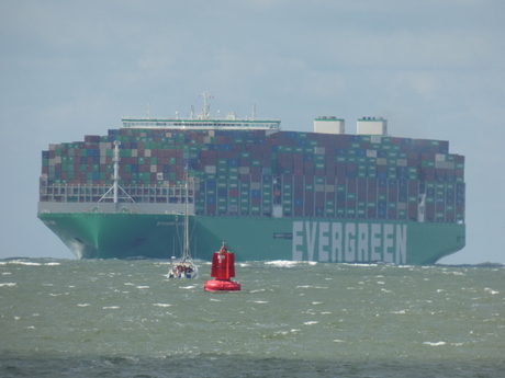 Containerschip bij Hoek van Holland
