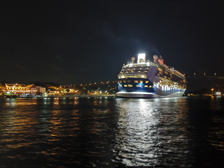 Cruiseschip @night in de haven van Otrobanda 