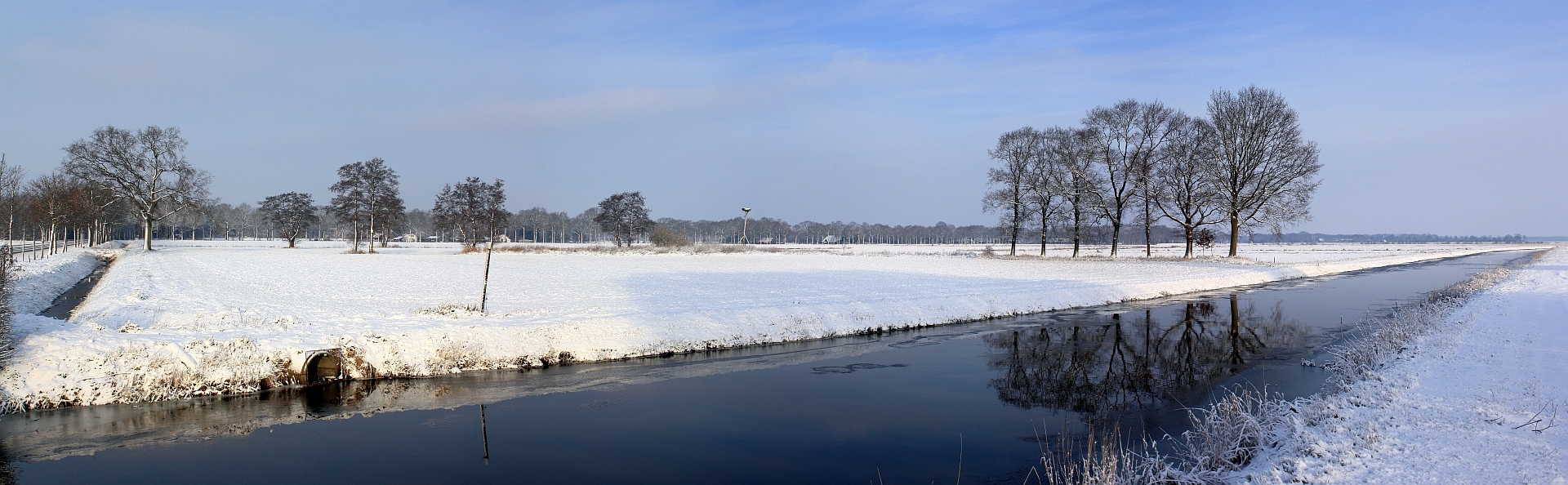 Wapserveense Aa gisteren - Gisteren uit de slof geschoten en wel over de twee Honderd foto's gemaakt.Deze morgen een aantal panorama's gemaakt en deze dan voor mijn zoom galler - foto door hielker op 19-12-2010 - deze foto bevat: sneeuw, hielke, Wapserveense Aa