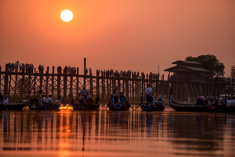 Zonsondergang U Bein Bridge in Myanmar
