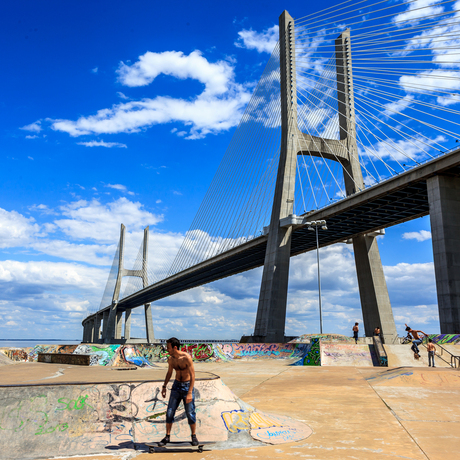 Vasco da Gama brug met skateboarders, Lissabon