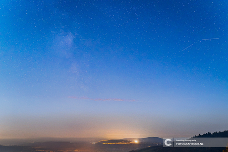 Melkweg boven nachtelijk berglandschap