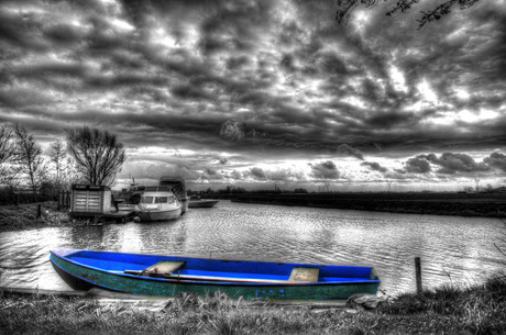 donkere wolken boven een roeiboot