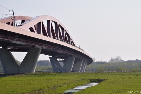 Een brug nabij.