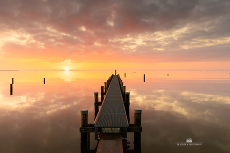 Steiger in het IJsselmeer tijdens zonsondergang