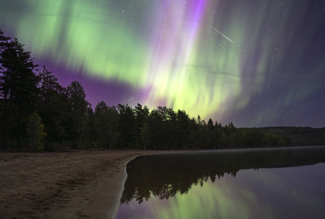 Noorderlicht en vallende ster tijdens de meteorenzwerm Perseïden in Zweden