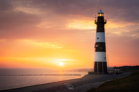 Zonsopkomst bij vuurtoren Breskens