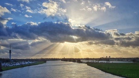 De zon achter de wolken