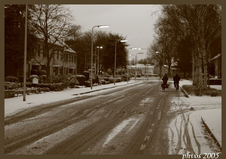 Fietsen straat sneeuw