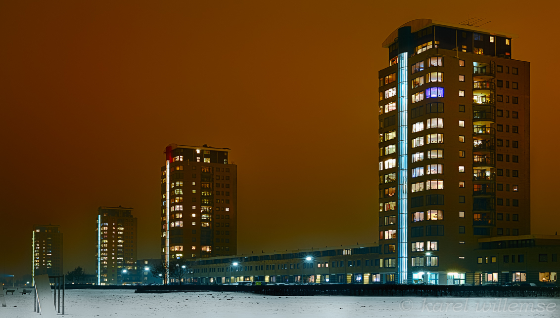 lighttowers in hdr 2 - andere bewerlking van eerdere upload.Gedaan om zo te proberen de verschillende kleuren van de lkiftschachten van de flats beter tot uitdrukking te la - foto door karelwillemse op 31-01-2013 - deze foto bevat: spijkenisse, hdr, lange sluitertijd
