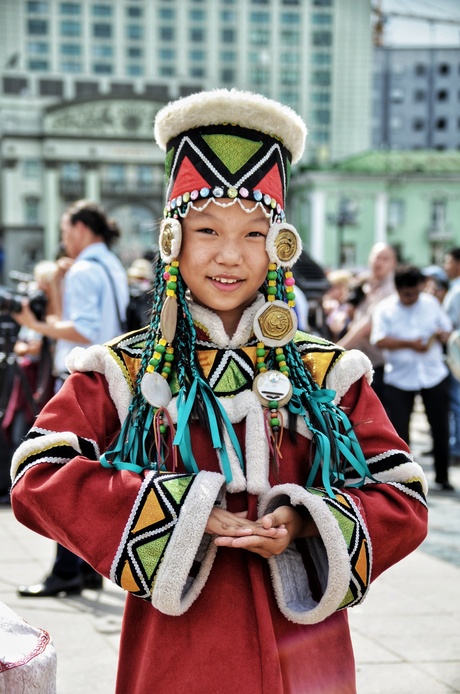 Traditioneel gekleed Mongools meisje