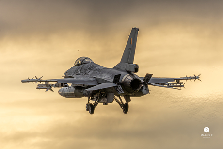 F-16 land met sunset