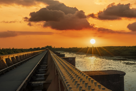 Moerputtenbrug bewerkt met Photoshop.