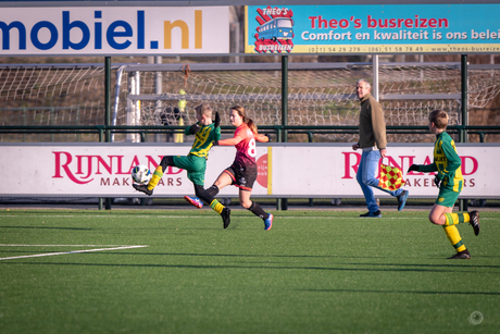 ADO Den Haag meisjes O14 tegen Jongens O13