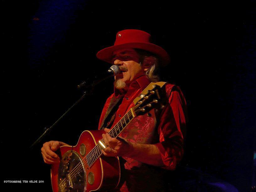Bennie Jolink - Foto gemaakt tijdens een theatershows van normaal in Dronten. Gemaakt met een Panasonic DMC-fz18 - foto door ATV op 12-05-2011 - deze foto bevat: gitaar, muziek, concert, zingen, normaal, atv, Bennie jolink