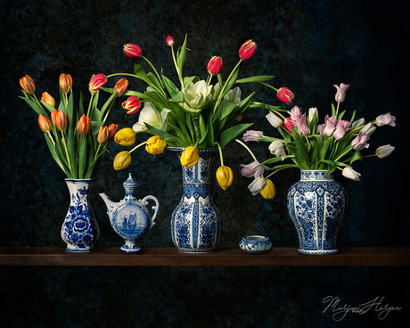 Stilleven met tulpen en Delftsblauwe vazen