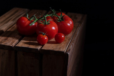 Tomaten op kistje