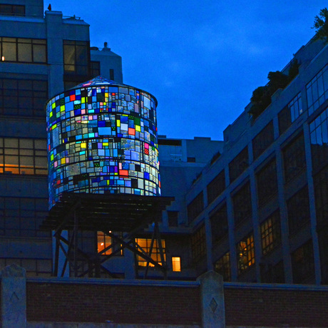 Verlichte watertoren in Brooklyn