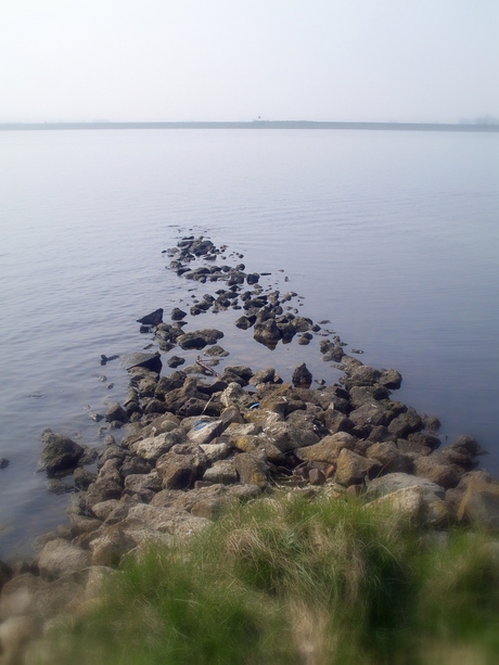 stenen in het water bij het veerse meer