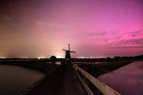 De molen van het Noorden met noorderlicht. Texel