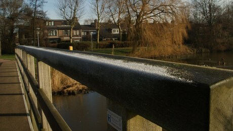 brugleuning met aangevroren rijp