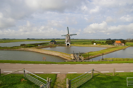 Vergezicht met molen op Texel