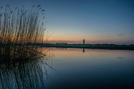 Ouddorpse vuurtoren bij zonsondergang