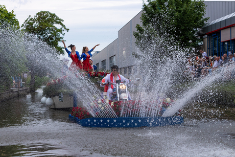 Elvis boot tijdens varend corso 2022