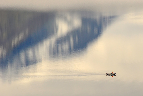 Eenzame bergmeer visser